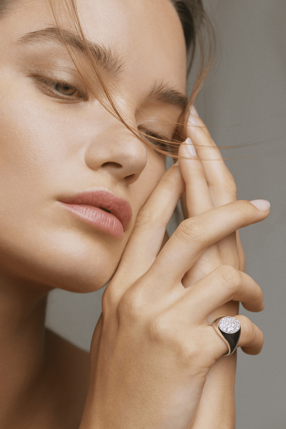 Modell iført Multipavé Signetring i 18K hvitt gull