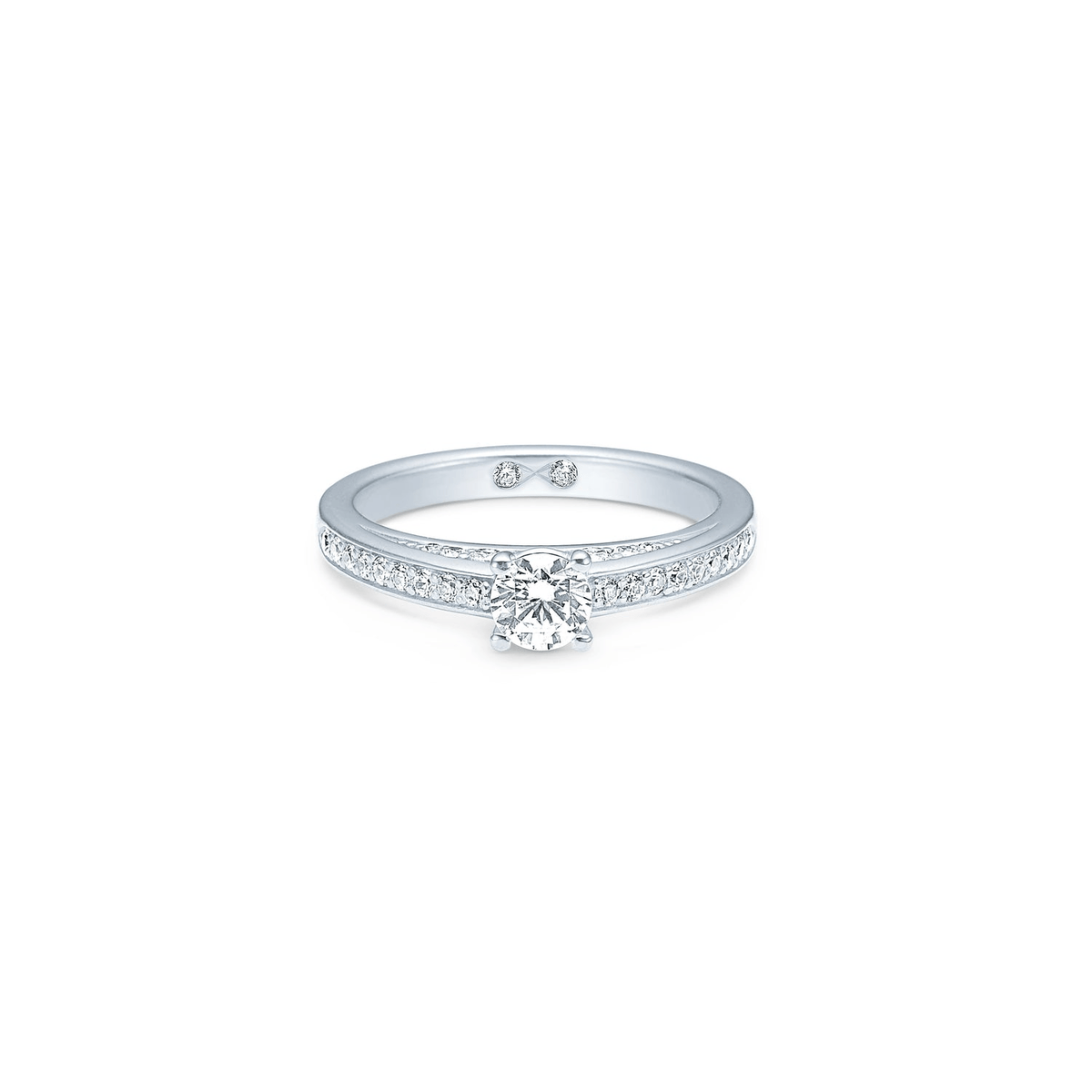 Eternity diamantring fra Julie Sandlau i hvitt gull med en klobesatt diamant og pavésatte ringskinner, sett forfra