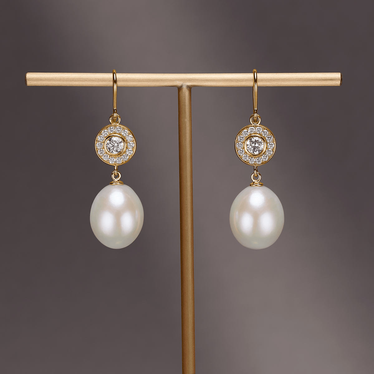 Heritage Earrings med Elegance Perledråper, stilleben på smykkeholder