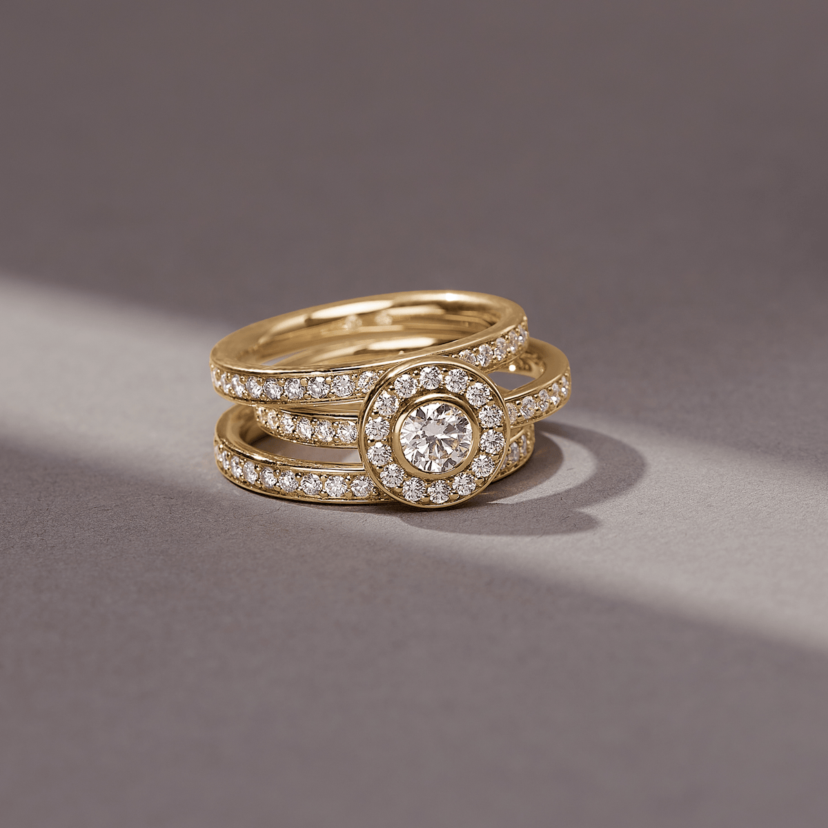 Elegance Band stylet sammen med en diamantring
