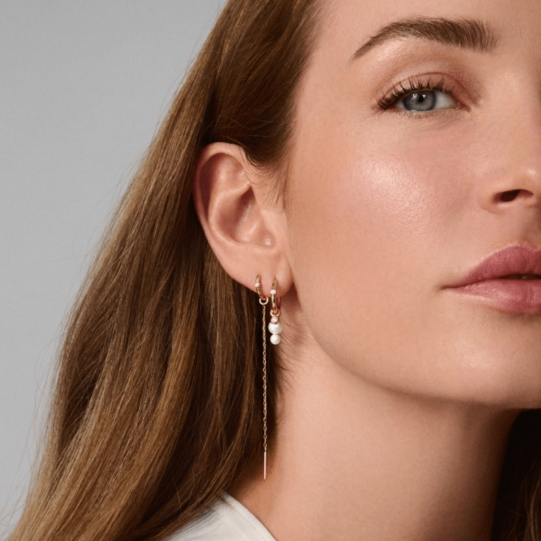 Modell med Duo Purity Hoop Look, closeup av øre med hoops, perler og hengende kjede