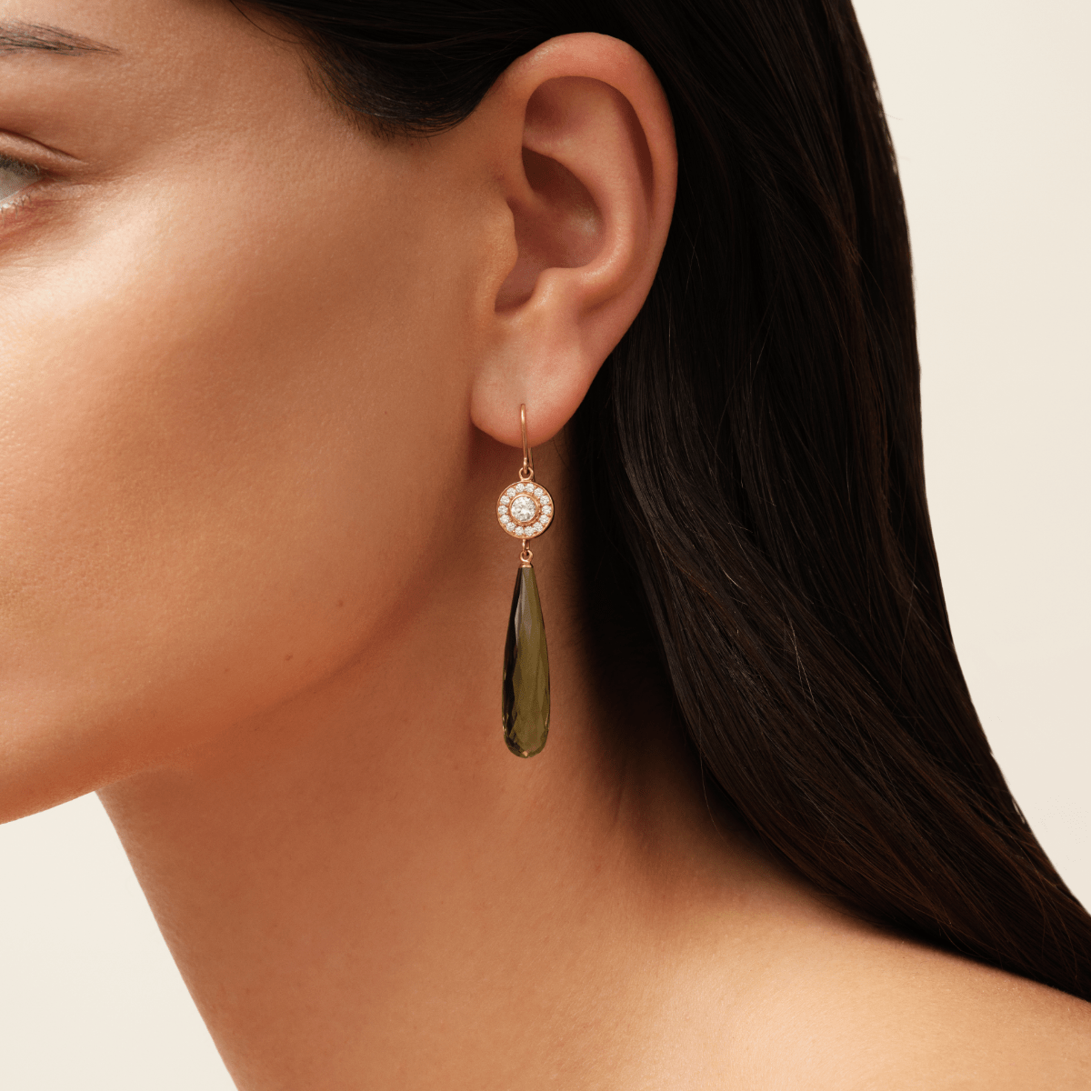 Heritage Earrings med Briolette Olive Quartz, båret på øret – nærbilde