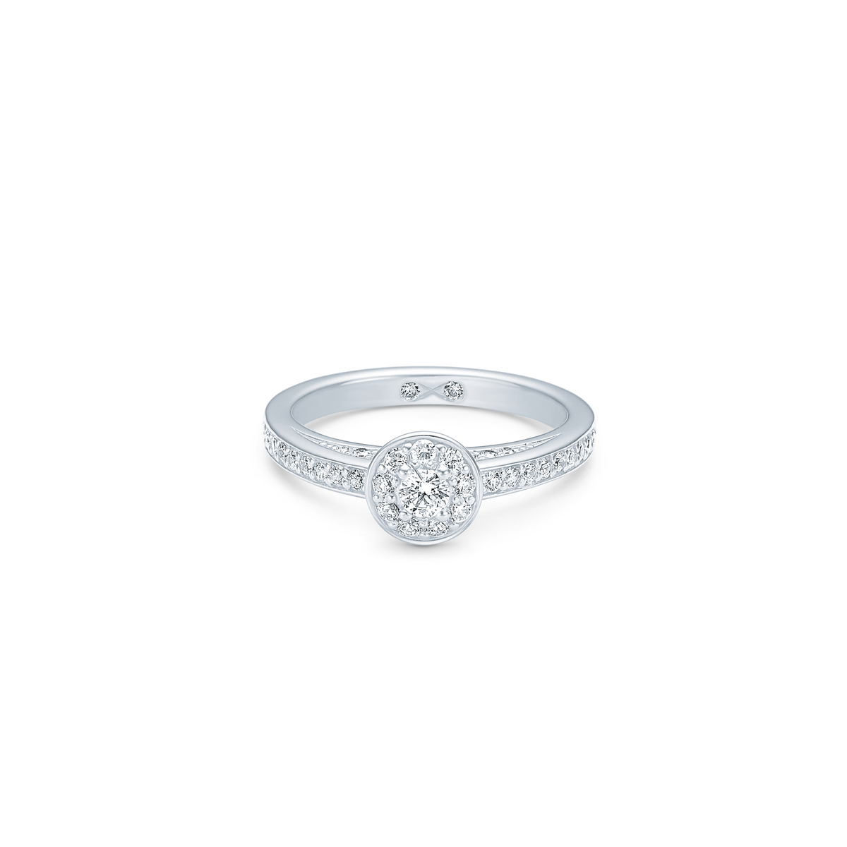 Eternity Diamond forlovelsesring i 18 karat hvitt gull med halofatning og diamantbesatt skaft