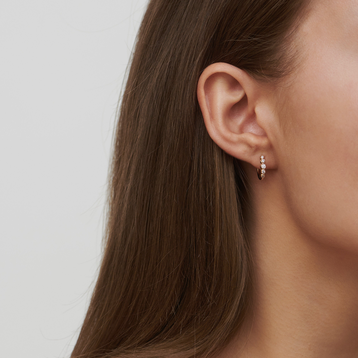 Pristine Medium Hoop i 14K gull med diamanter, båret i øret