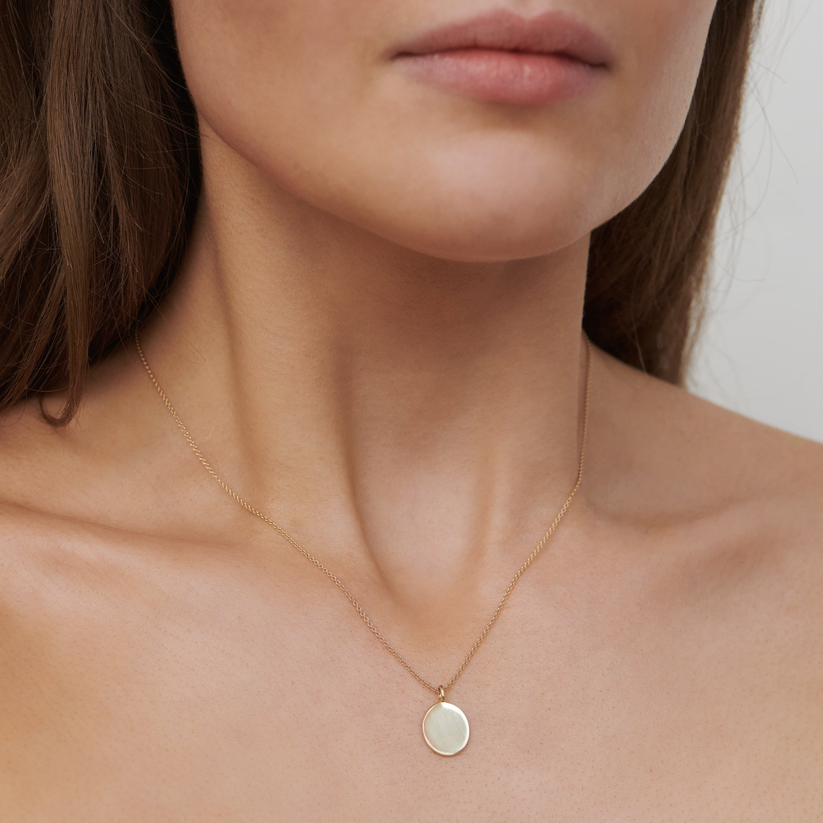 Modell bærer Classic Signet Pendant i 14K gull på tynn kjede om halsen
