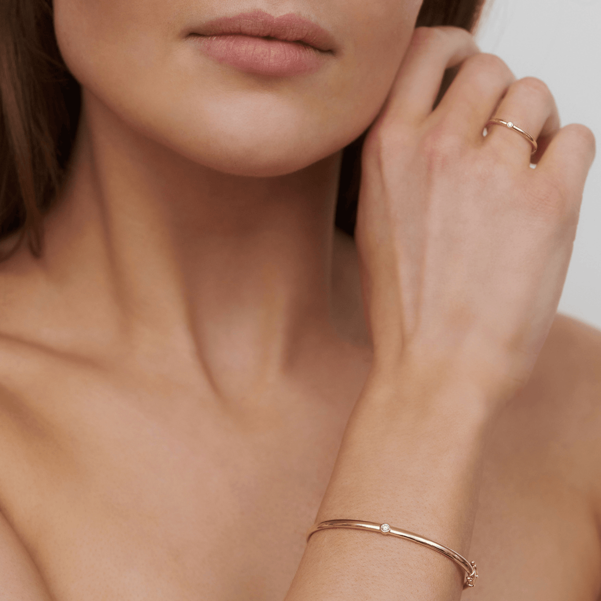 Modell bærer Purity Ring sammen med Purity Bracelet på hånden