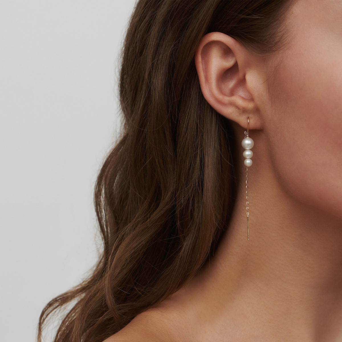 Modell med Eden Chain Earring, closeup av øre og skulder