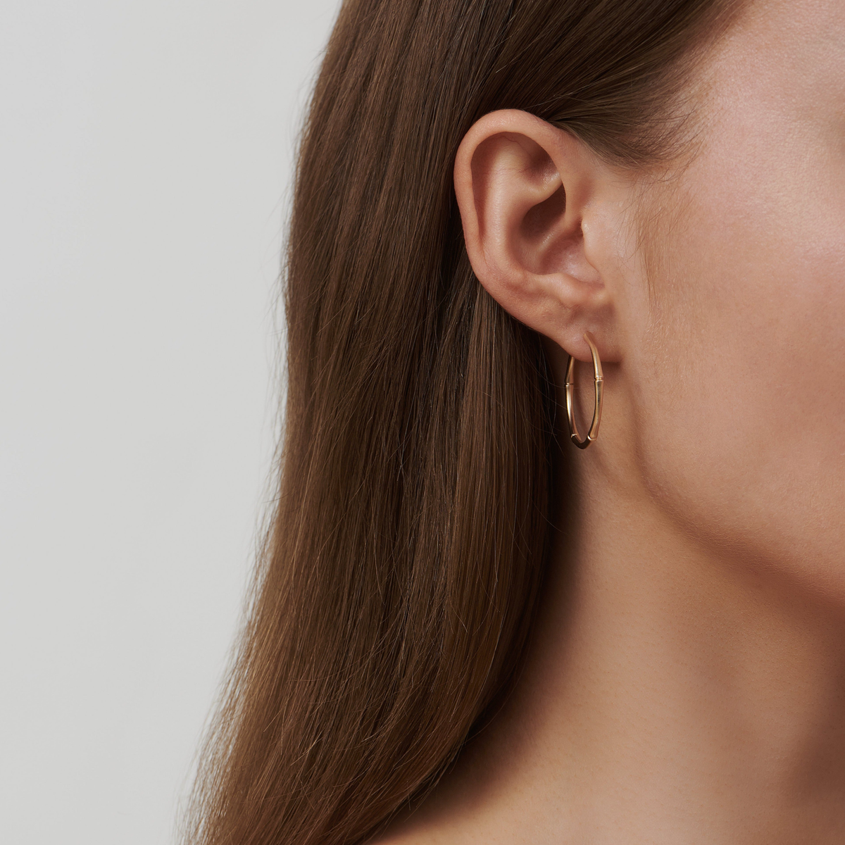 Modell iført Bamboo Hoops Medium i 14K gull