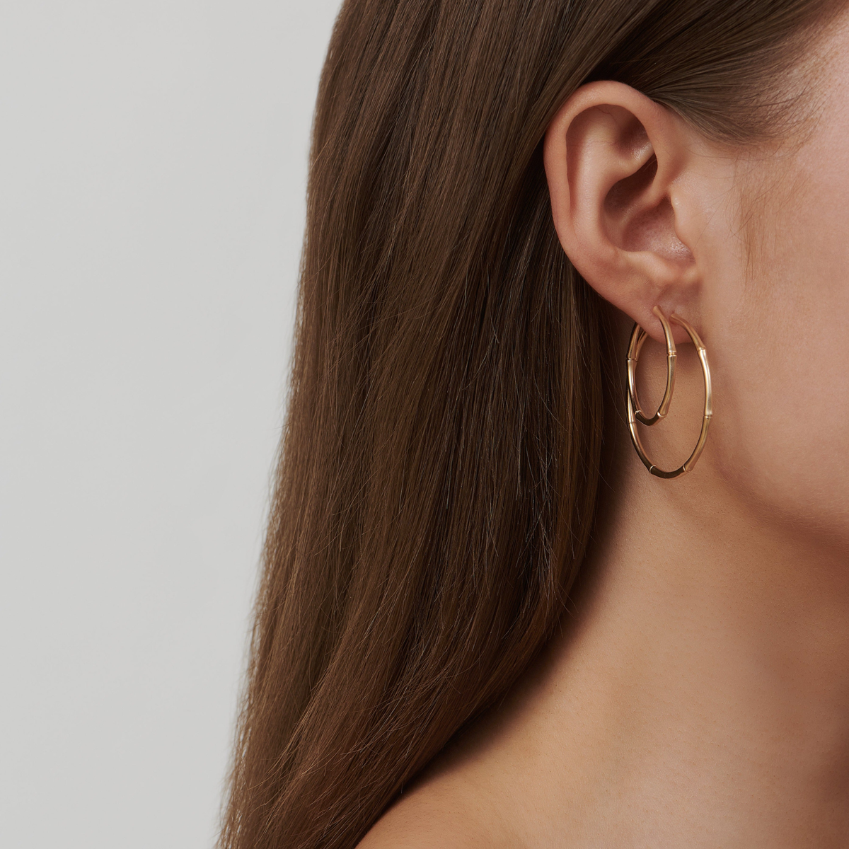 Bamboo Hoops Large i 14K gull båret sammen med mindre bambus-hoops
