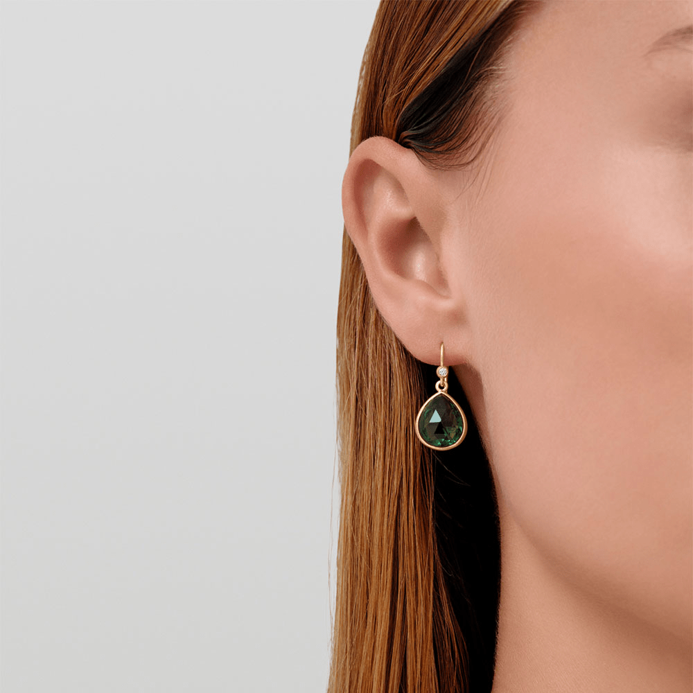 Modell med Lea Earrings i grønn krystall, closeup av øre