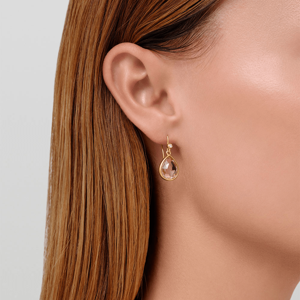 Modell med Lea Earrings i rosa/champagnefarget krystall, closeup av øre