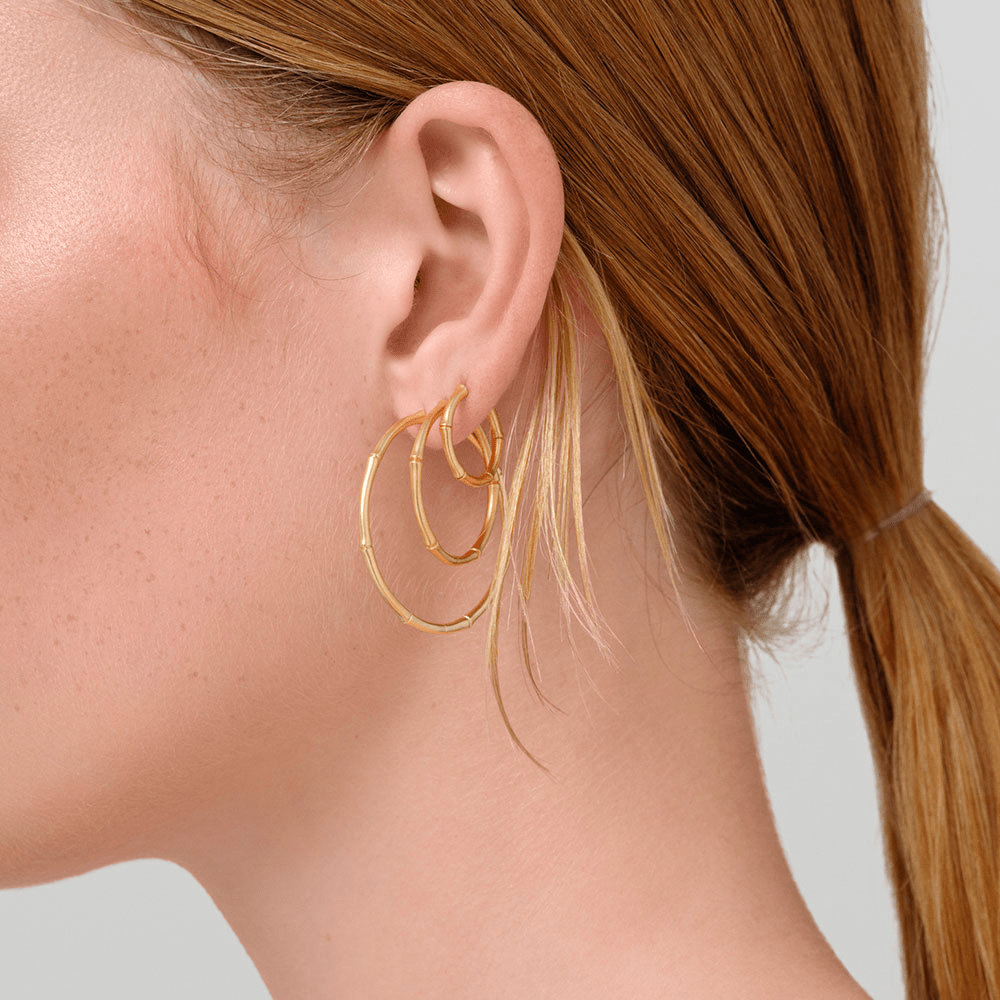 Bamboo Hoops Large i 14K gull båret med håret satt i hestehale