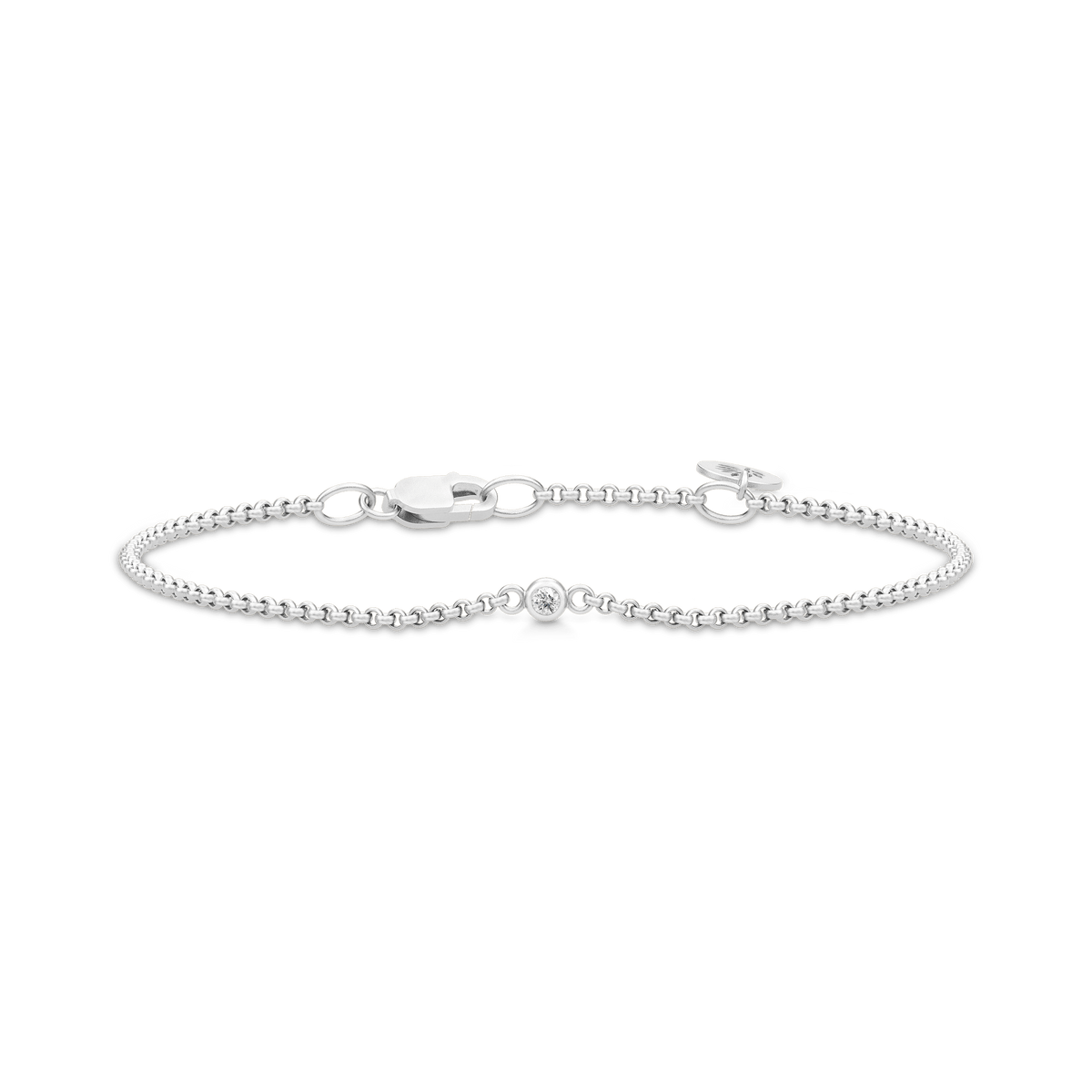 Fina Bracelet i rhodinert sølv, nærbilde av lås og zirkonia