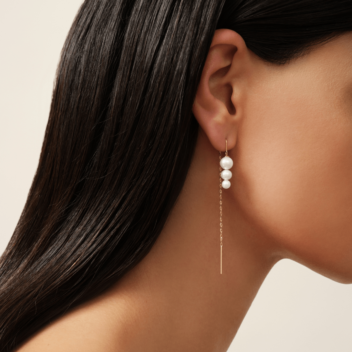 Modell med Eden Chain Earring i øret, closeup av øre og hår