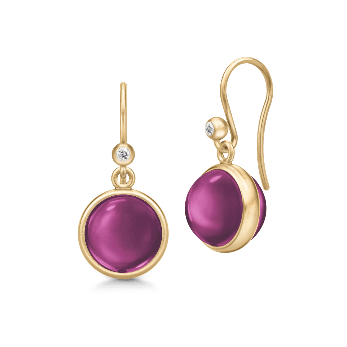 Prime øreringer med magentafarget gjennomskinnelig cabochon-krystall i matt forgylt innfatning og liten zirkonia, mot hvit bakgrunn