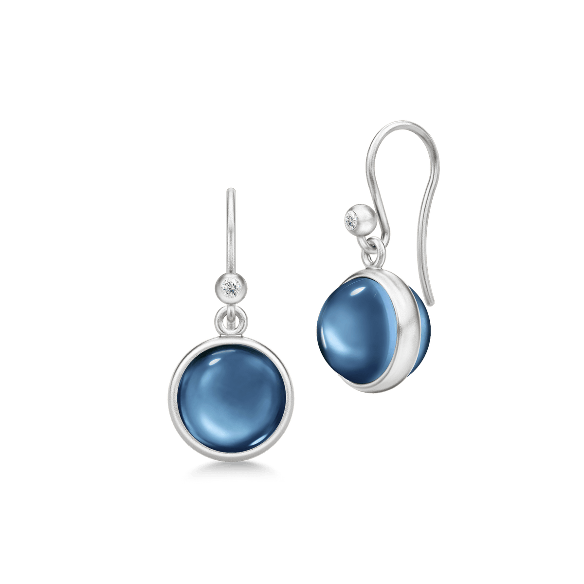 Prime Earrings i rhodinert sølv med blå cabochonslipt stein og zirkonia, par sett fra siden