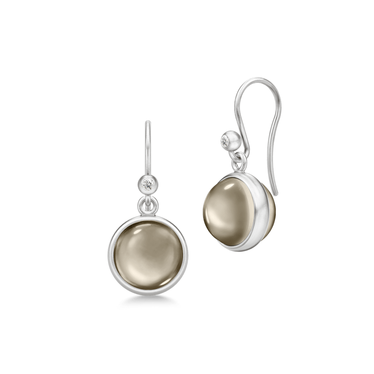Prime Earrings i rhodinert sølv med gråaktig cabochonslipt stein og zirkonia, par sett fra siden