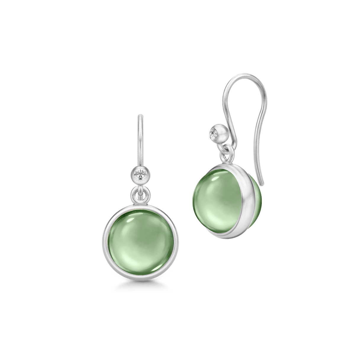 Prime Earrings i rhodinert sølv med grønn cabochonslipt stein og zirkonia, par sett forfra