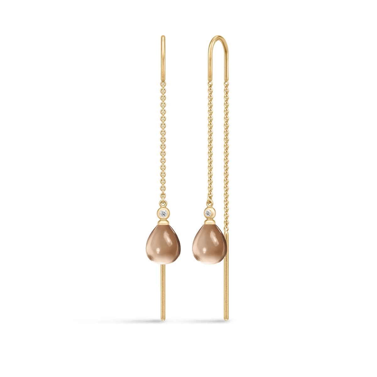 Par gyldne kjedeøreringer med cognacfargede stener i stedet for hvite perler, fargevariant av Tasha Chain Earrings