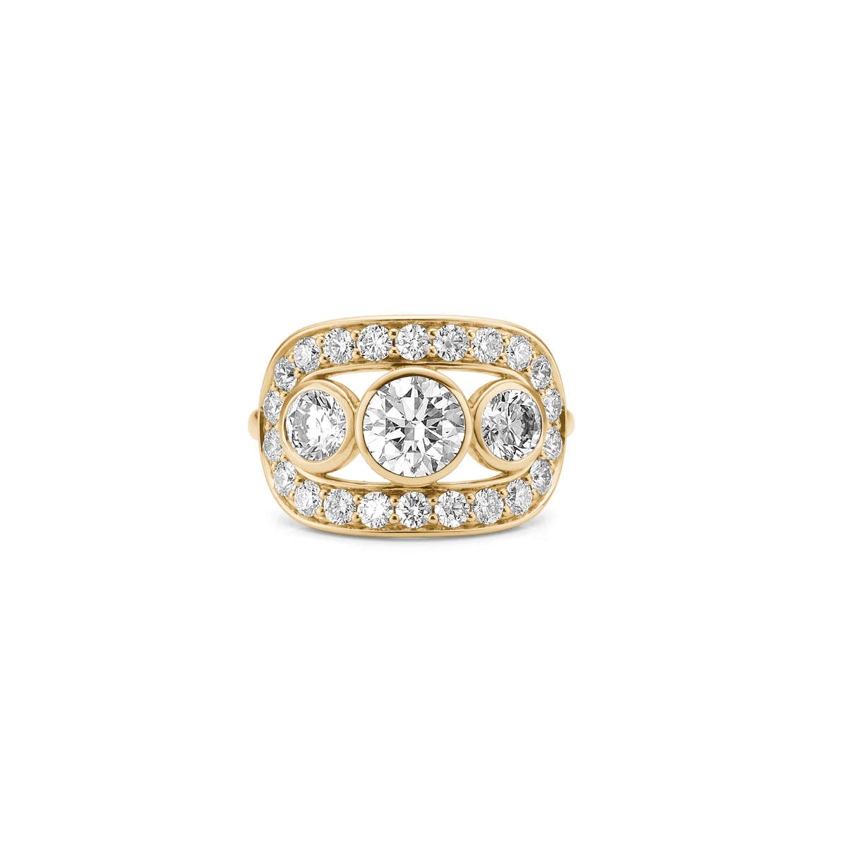 Heritage Trio Ring i 18 karat gull, sett forfra med de tre sentrumsdiamantene og pavésatte diamantrekker.
