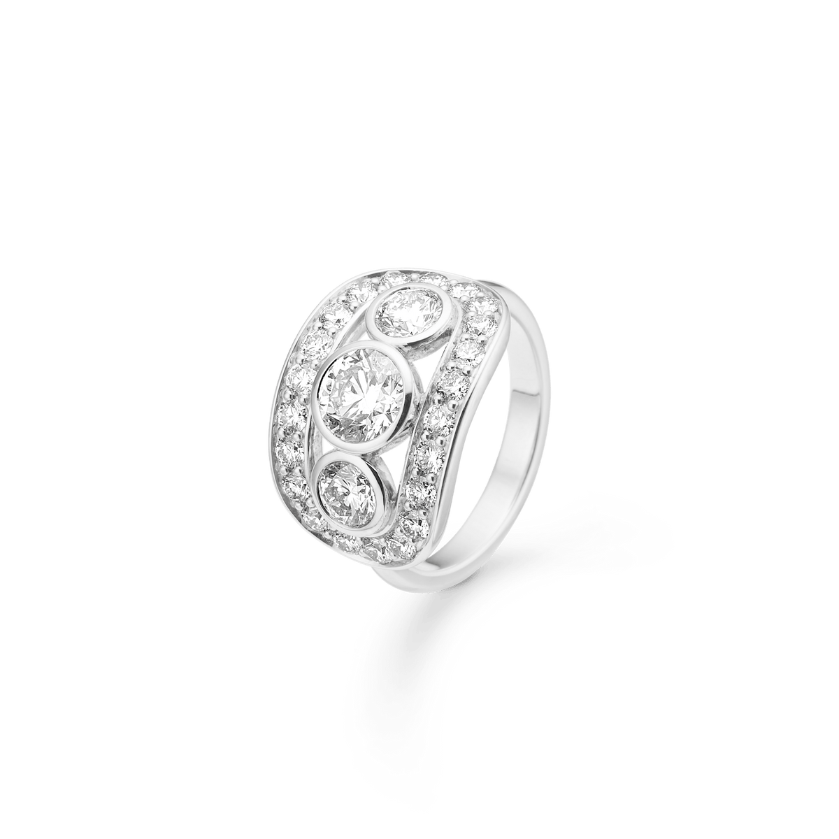 Heritage Trio Ring i 18K hvitt gull med tre briljantslipte diamanter i pavé-ramme, sett skrått fra siden