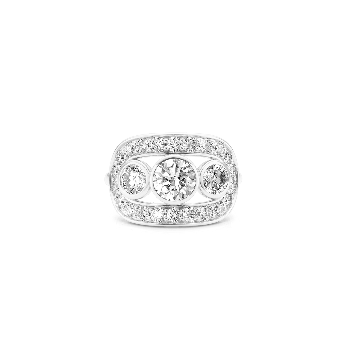 Heritage Trio Ring i 18K hvitt gull med tre briljantslipte diamanter i pavé-ramme, sett forfra