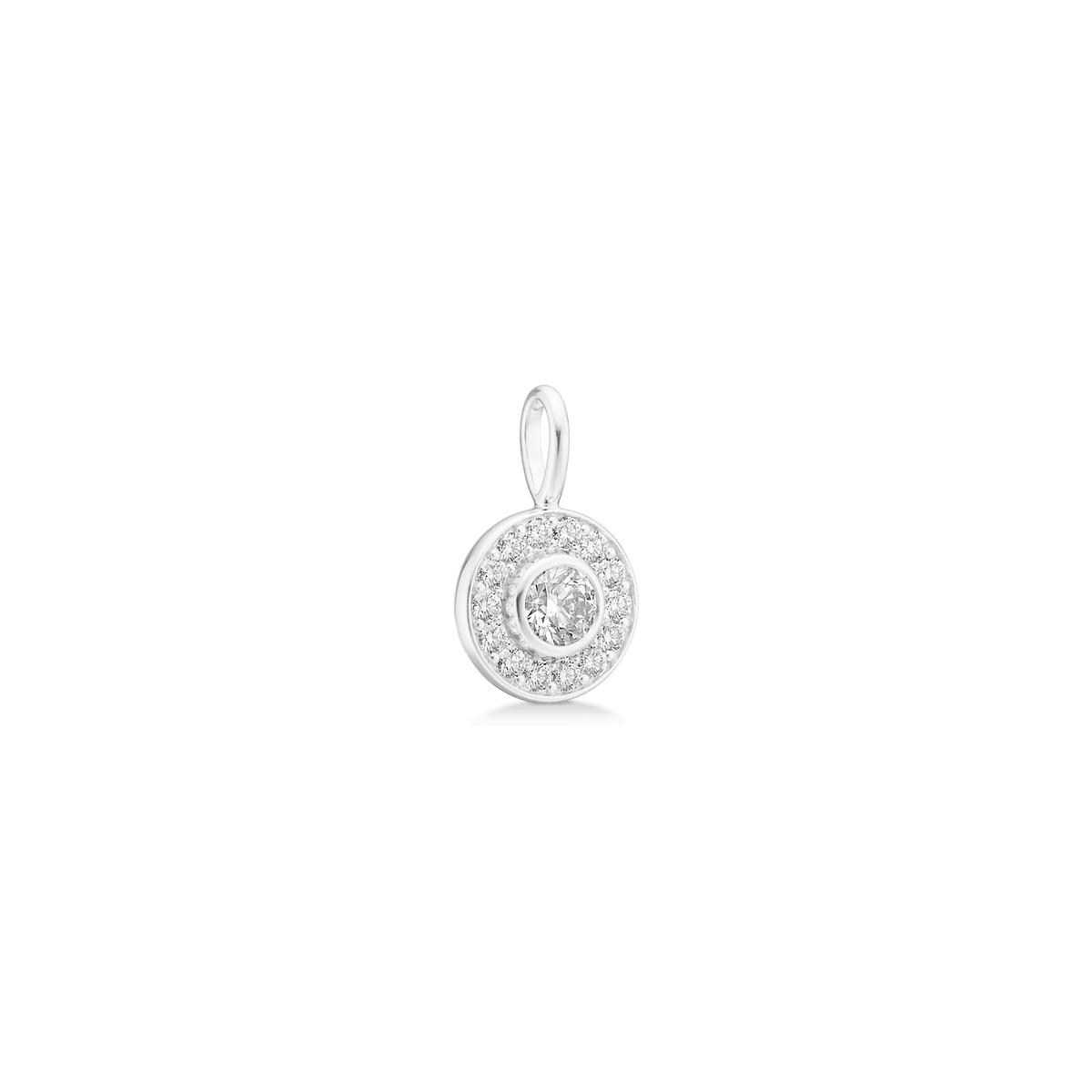 Heritage Pendant i hvitt gull med senterdiamant og diamanthalo, vinklet fotografert