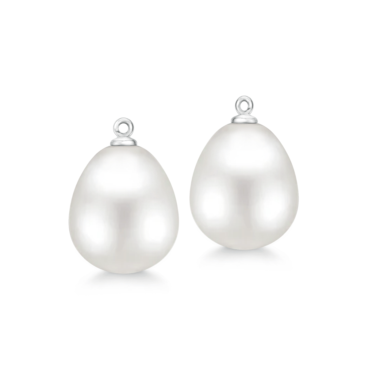 Elegance Ear Pendants – dråpeformede hvite ferskvannsperler i 18 kt hvitt gull