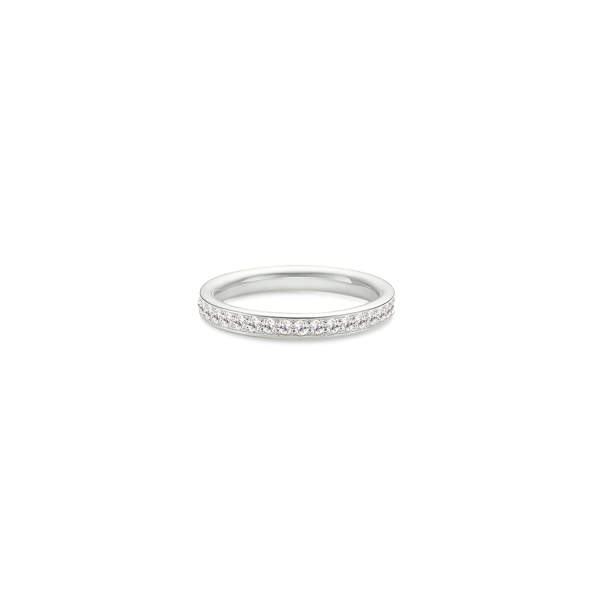 Elegance Band ring i 18 kt hvitt gull med briljantslipte diamanter hele veien rundt, stillfoto på hvit bakgrunn