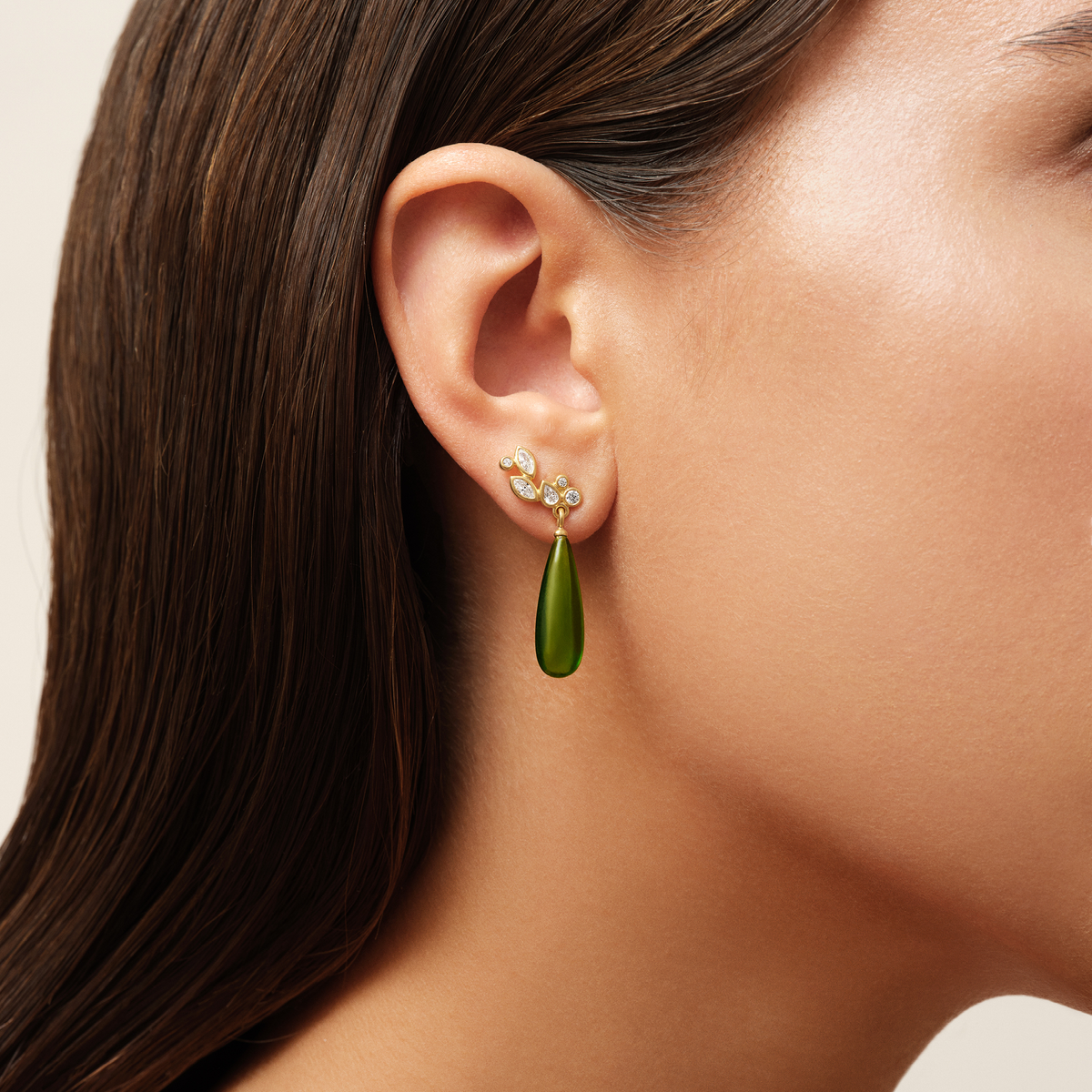 Modell har på seg Treasure Drop Earrings fra Julie Sandlau