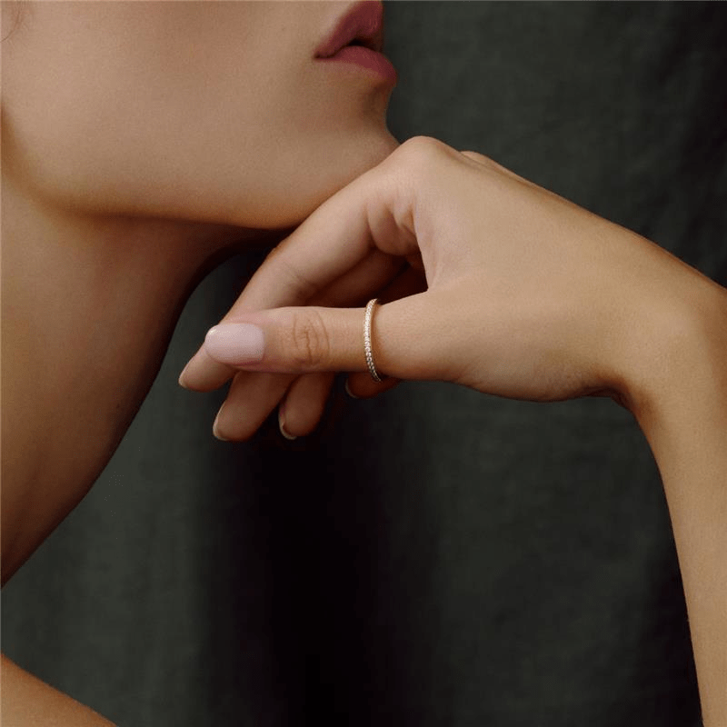 Infinity Ring i forgylt solv, baret pa handen i naerbilde