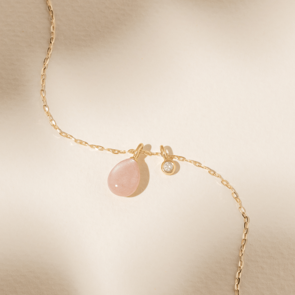 Øredobber med rosa stein og perle, stilleben – stylet sammen med Elina Pendant