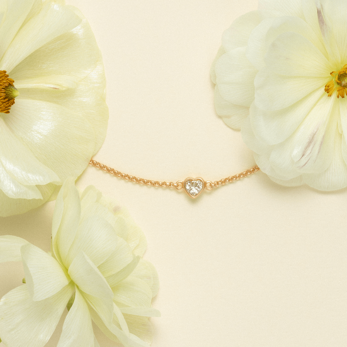 Amorina Armbånd med hjerteformet zirkonia, stylet blant hvite blomster