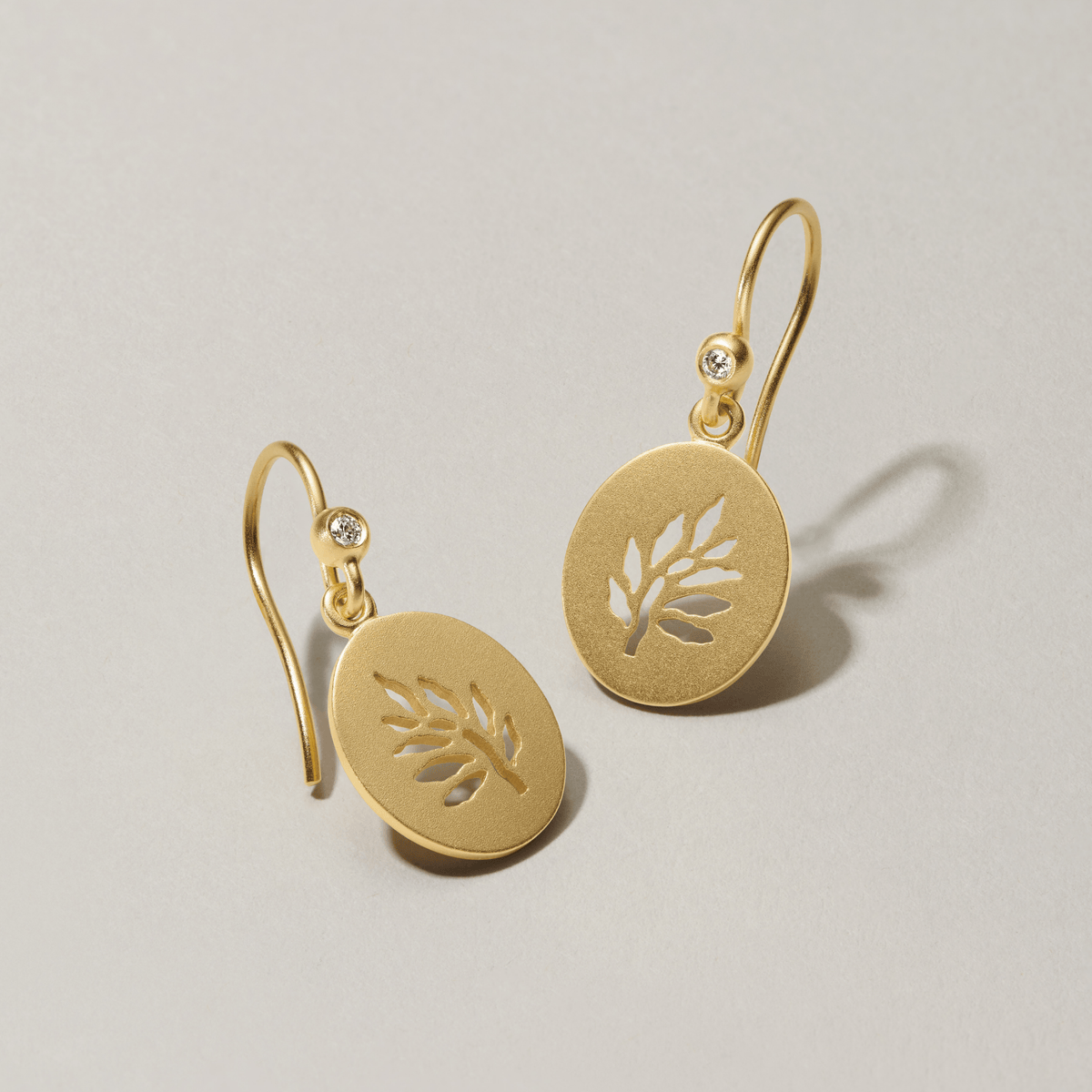 Tree of Life Signet Earrings i forgylt sølv, par fotografert på skrå