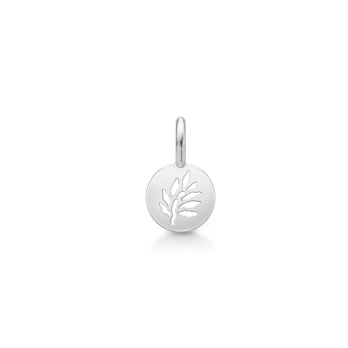 Signature Pendant Small i satinert rhodinert sølv med utskåret tremotiv, close-up forfra