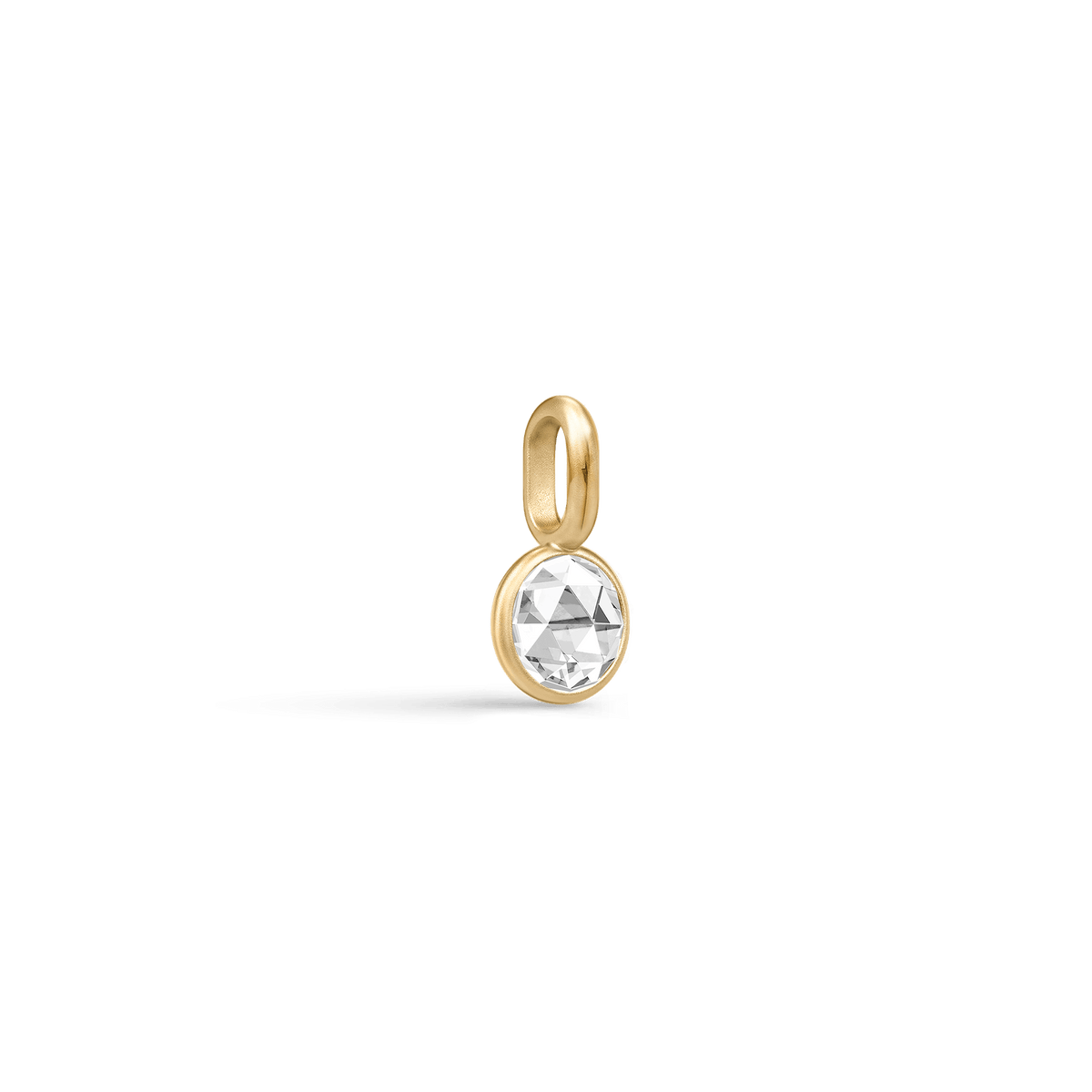 Rosie Pendant, forgylt anheng med rosecut-slipt klar zirkonia, sidevinkel