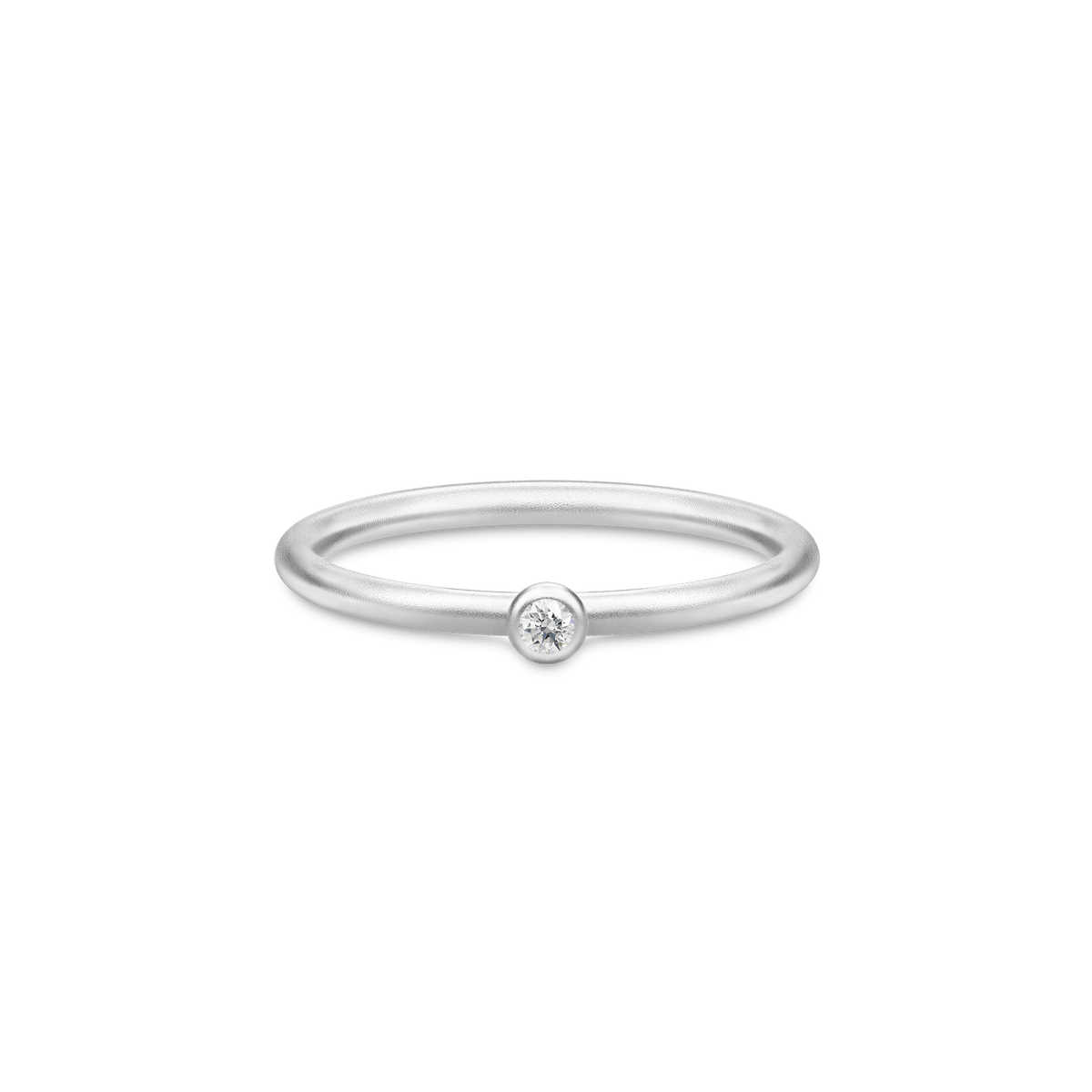 Finesse ring fra Julie Sandlau – enkel ring i rhodinert sølv med én klar kubisk zirkonia