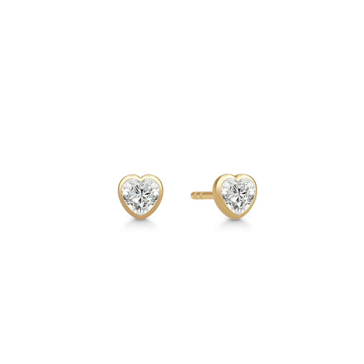 Amorina ørestikker i forgylt sølv med hjerteformet cubic zirconia, par sett forfra