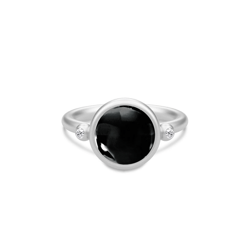 Prime ring fra Julie Sandlau i sølv med svart cabochonslipt krystall og kubisk zirkonia