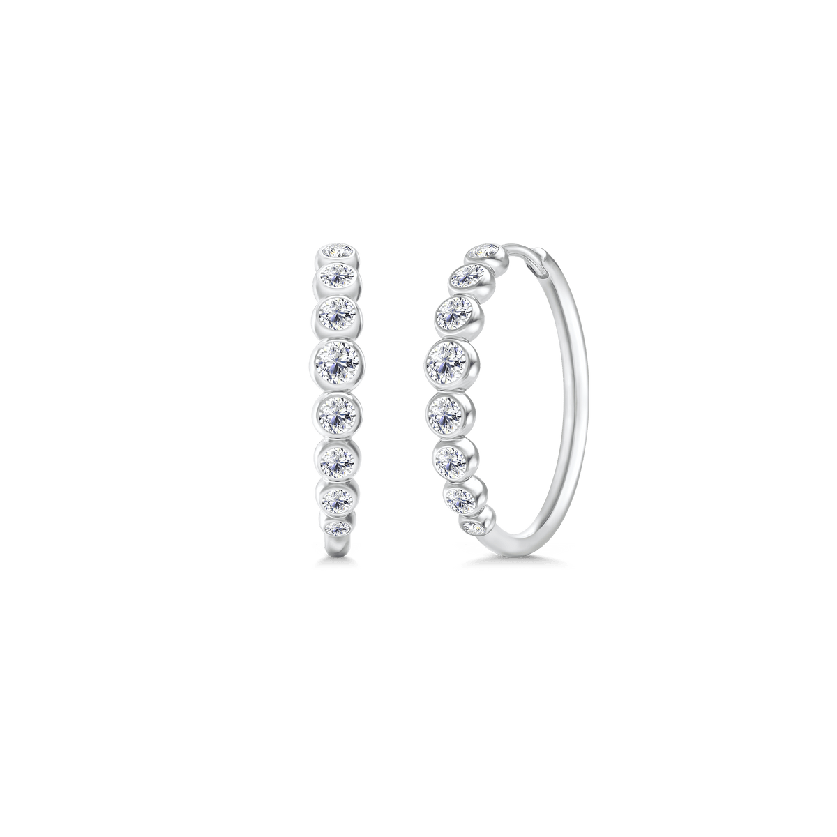 Lumen Midi Hoops i hvitt gull med diamanter i rundt bezel-fatning, par, studiobilde.