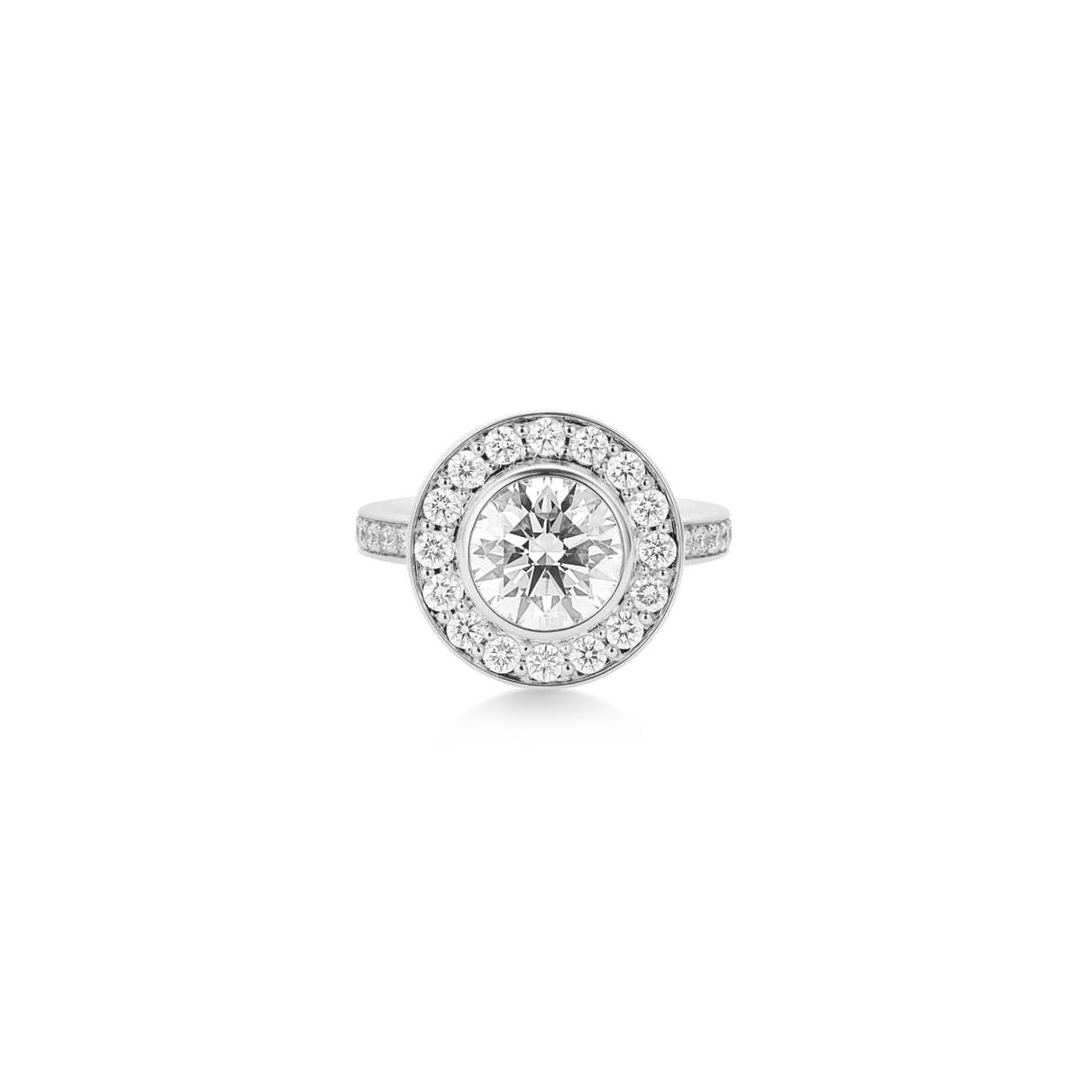 Heritage J.S. Ring i hvitt gull med senterdiamant og diamantbesatt halo, fotografert på hvit bakgrunn