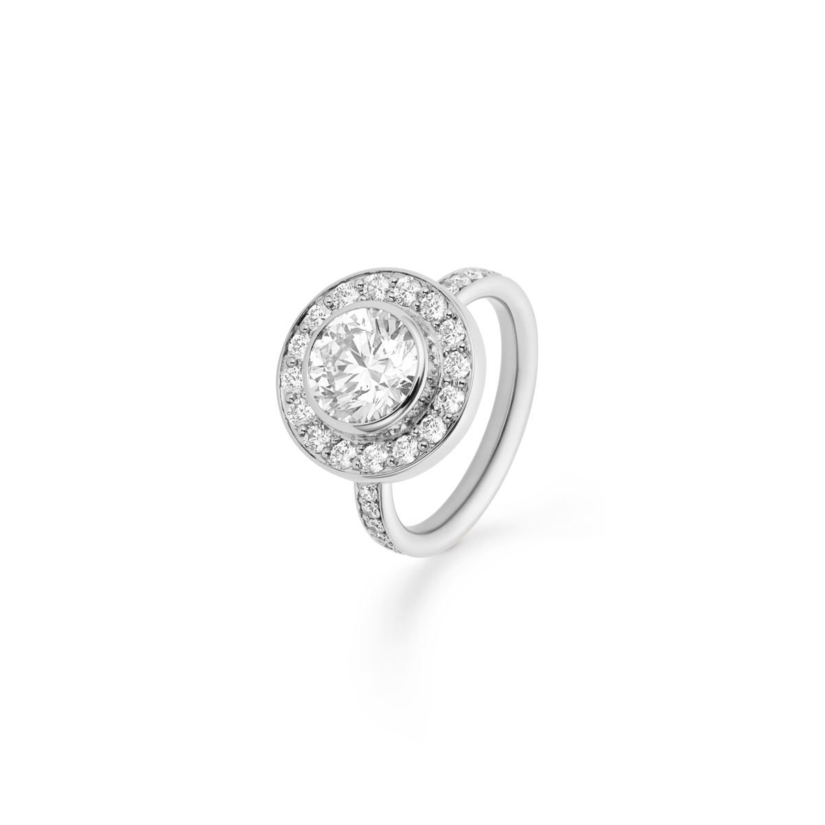 Heritage J.S. Ring i hvitt gull med senterdiamant og diamantbesatt halo, vinklet fotografert