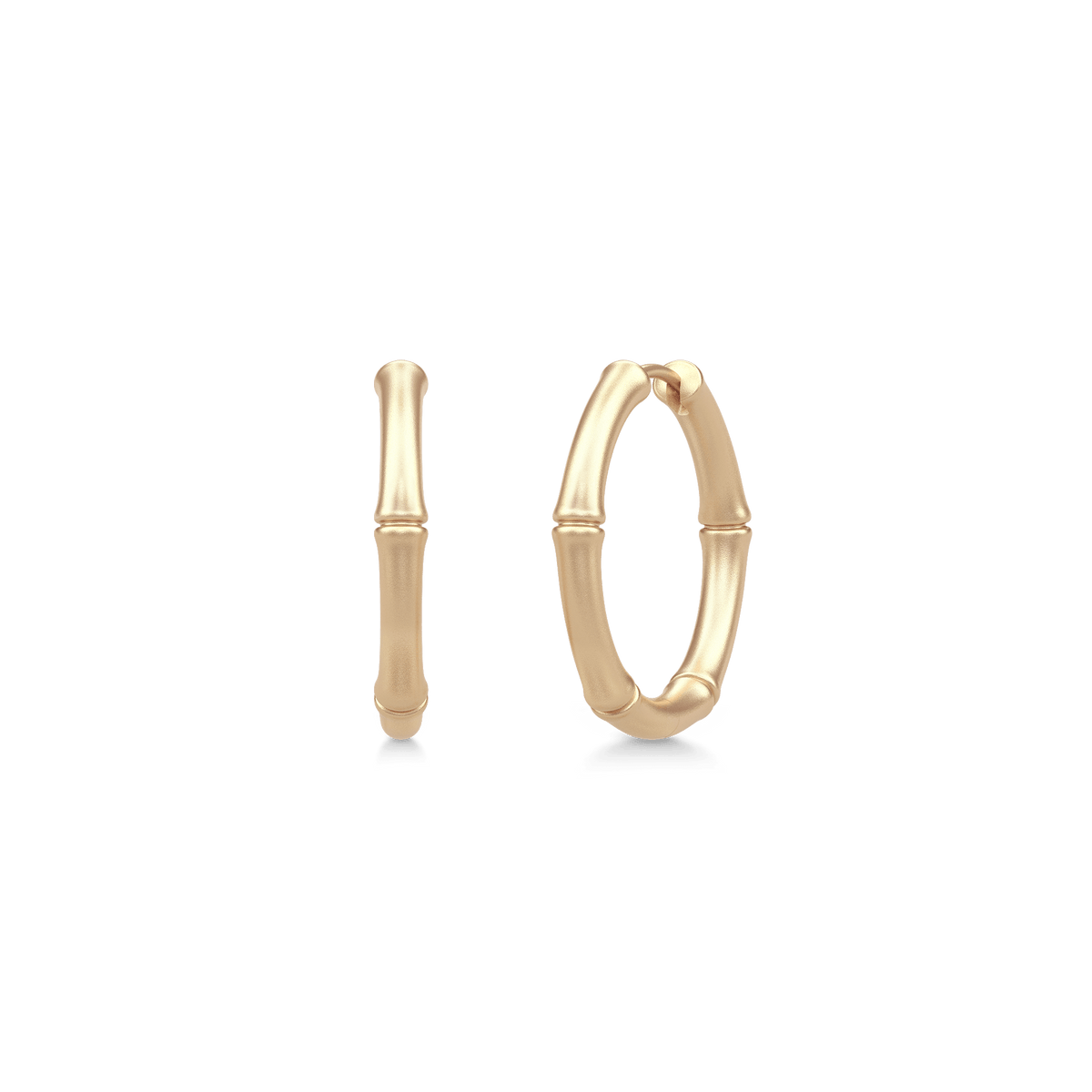 Bamboo Hoops Small i 14 karat gull, par sett forfra på hvit bakgrunn