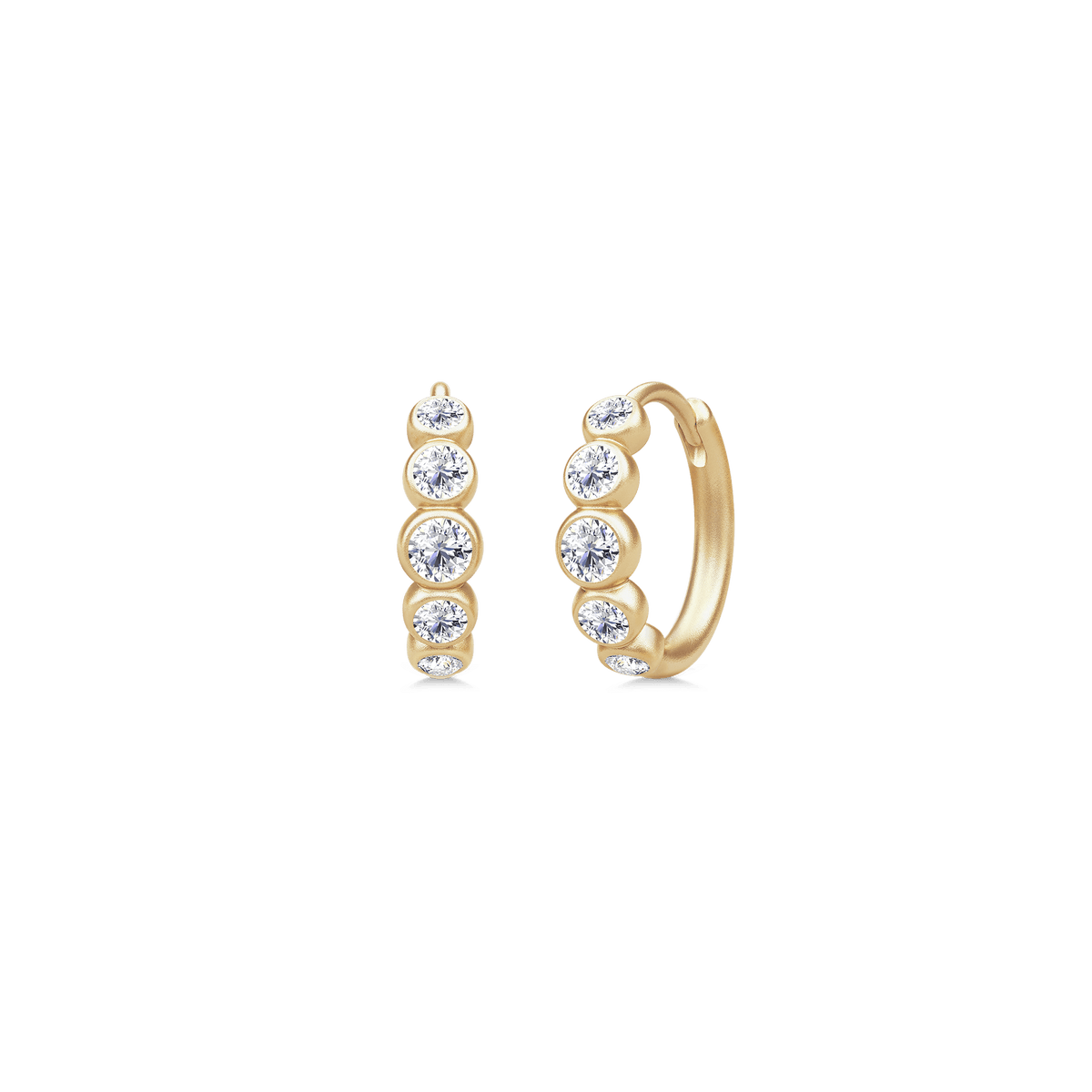 Lumen Medium Hoops i gult gull med fem briljantslipte diamanter i myk rørfatning, mot hvit bakgrunn