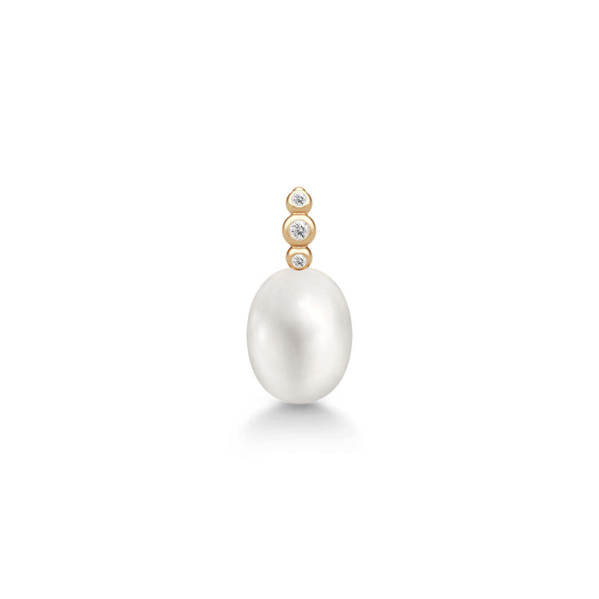 Lovina Pendant i gult gull med oval ferskvannsperle og tre diamanter i avlang fatning, produktbilde