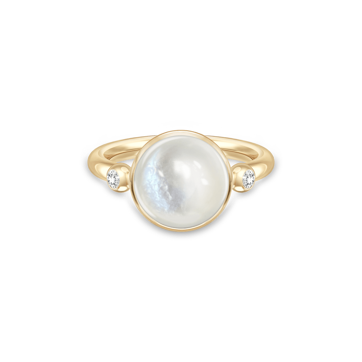 Carla Ring i gull med rund hvit cabochon-slipt stein og to små sidesteiner, sett ovenfra