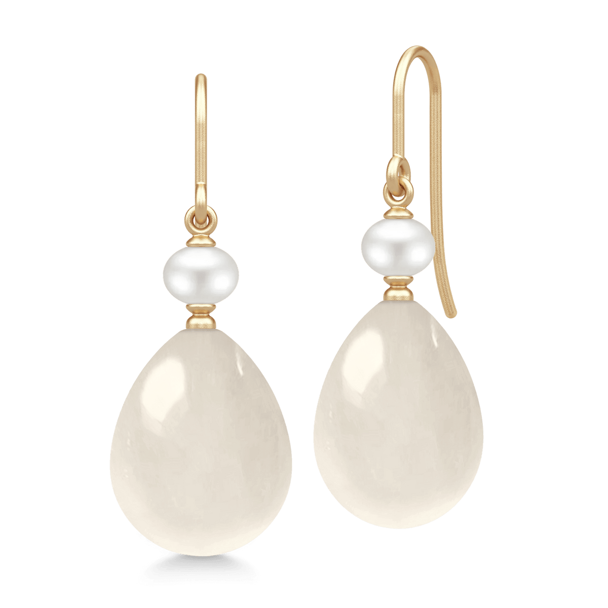 Elina Earrings med hvite perler, stilleben med nærbilde av festet