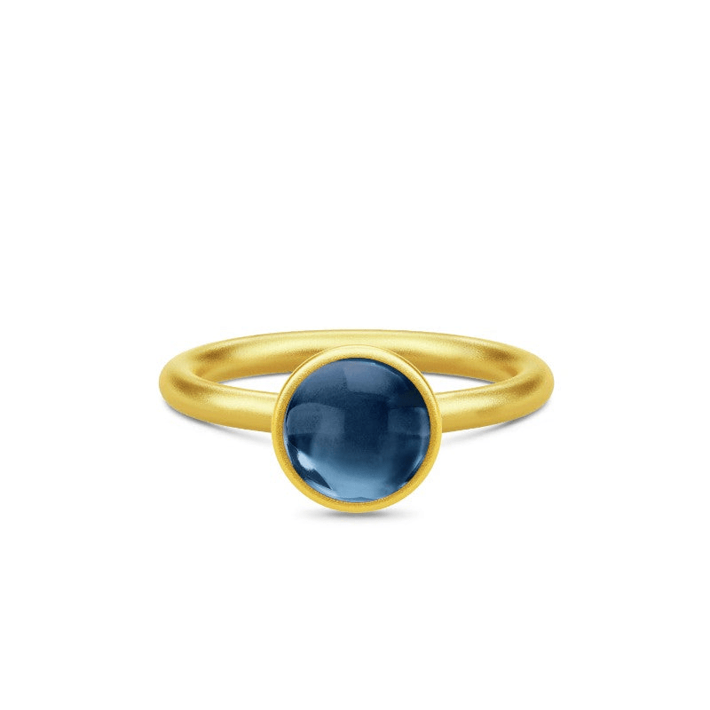 Primini ring fra Julie Sandlau i forgylt sølv med blå cabochon-krystall