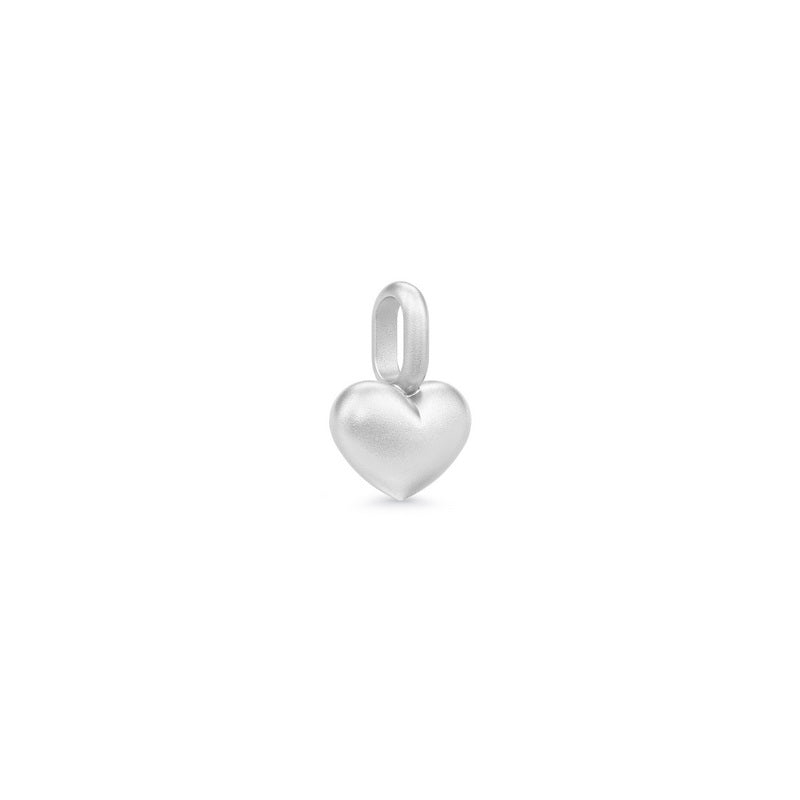 Lite hjerteformet anheng i sølv, True Love Pendant fra Julie Sandlau, sett forfra