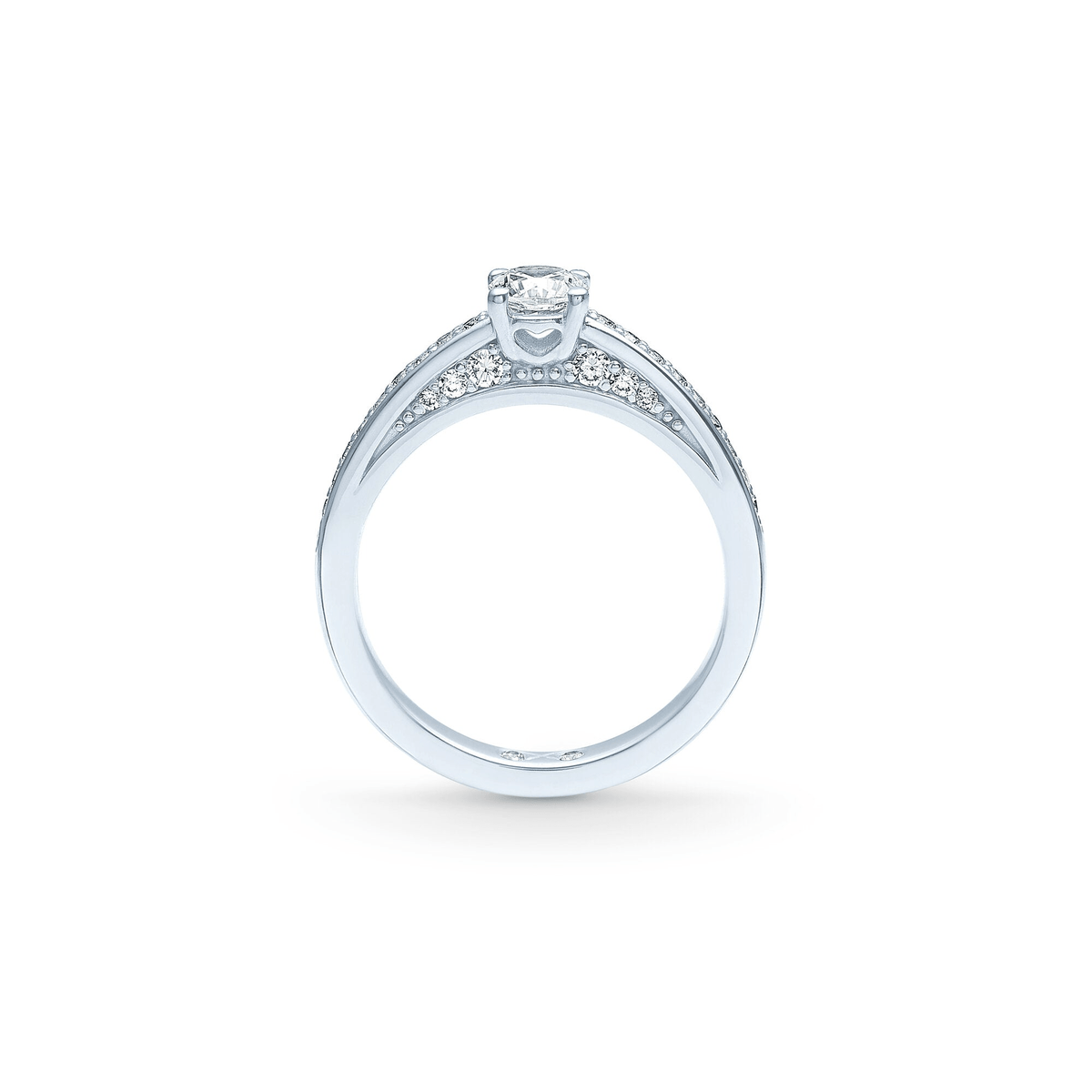 Eternity diamantring fra Julie Sandlau i hvitt gull, sett fra siden med klobesatt diamant og pavésatte ringskinner